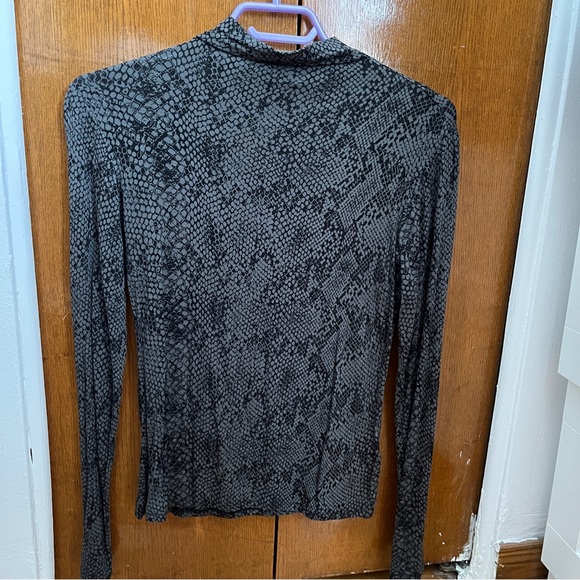 Snake print turtle neck - Picture 2 of 3